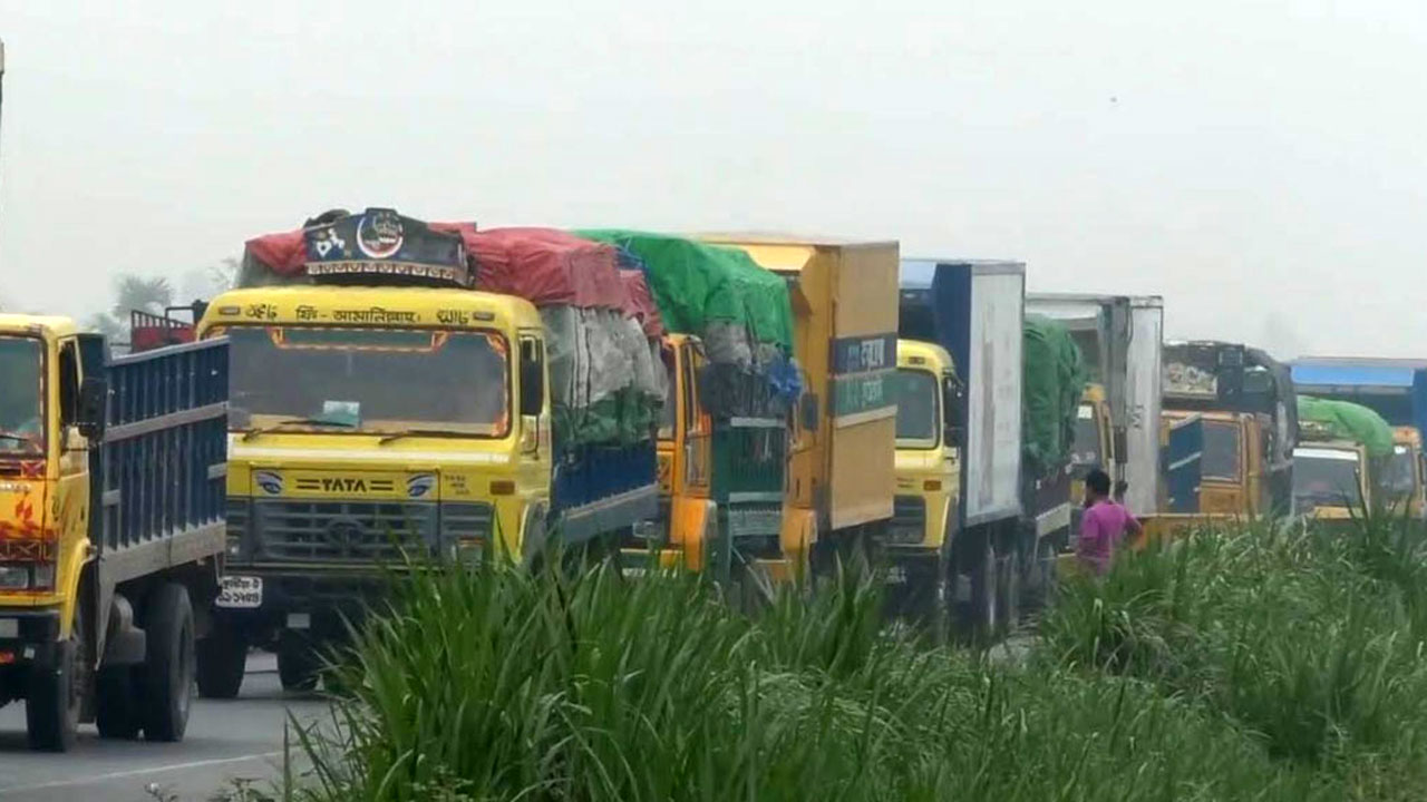 ঢাকা-টাঙ্গাই‌ল মহাসড়কে যানবাহনের চাপ। ছবি : সংগৃহীত