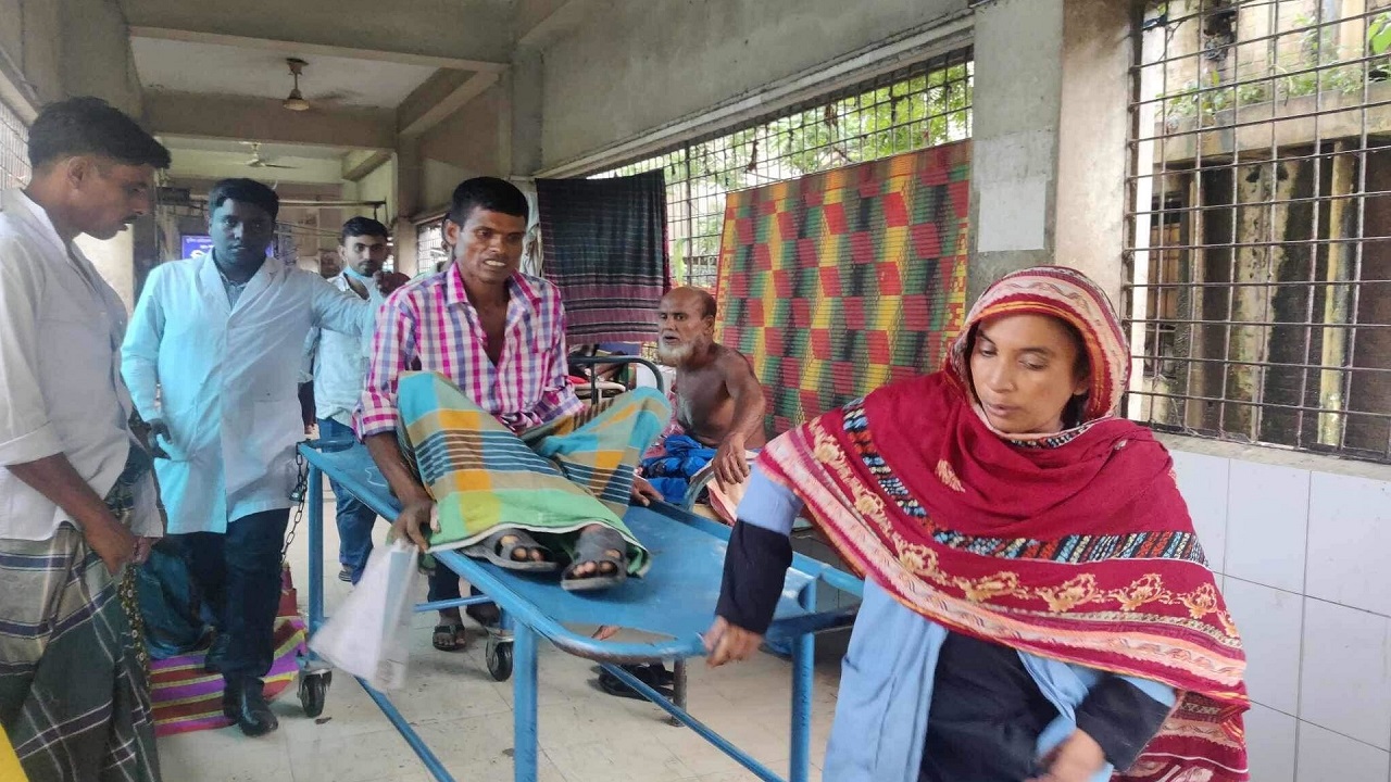 জাহিদুল ইসলাম রাসেল ভাইপারের ছোবলের শিকার হয়ে হাসপাতালে ভর্তি হন। ছবি : সংগৃহীত