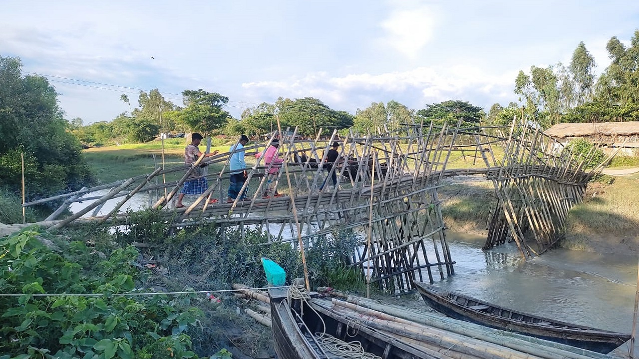 আনোয়ারার রায়পুর ও জুঁইদন্ডী ইউনিয়নের মাঝামাঝি সাপমারা খালের ওপর নির্মিত বাঁশের সাঁকো। ছবি : কালবেলা