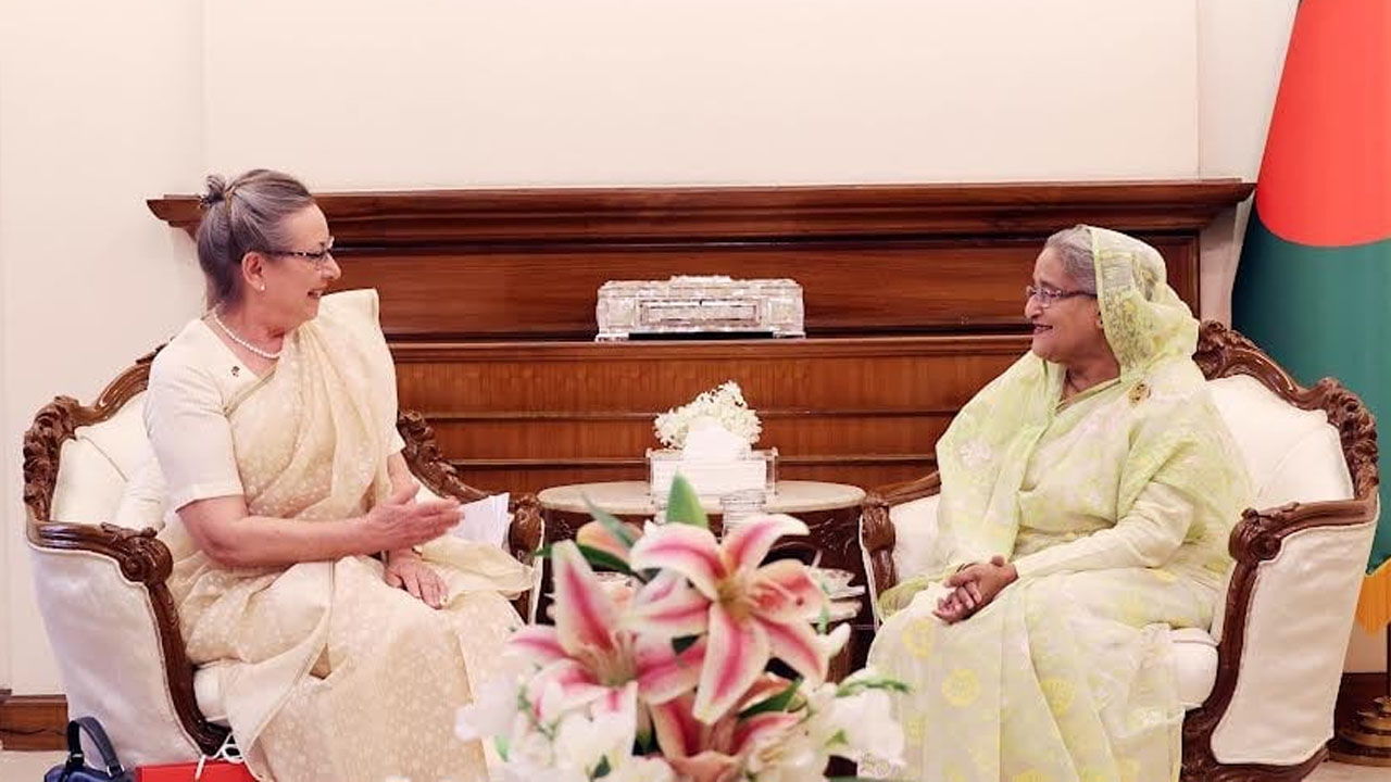 প্রধানমন্ত্রী শেখ হাসিনার সঙ্গে সাক্ষাৎ করেছেন ডেনমার্কের রাষ্ট্রদূত উইনি ইস্ট্রুপ পিটারসেন। ছবি : সংগৃহীত