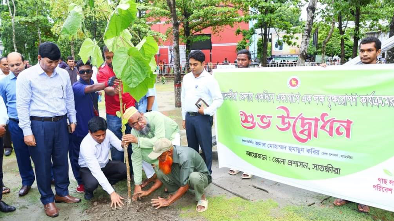 রোববার সাতক্ষীরা কালেক্টরেট ইকো পার্কে বৃক্ষরোপণ কর্মসূচির উদ্বোধন করেন জেলা প্রশাসক মোহাম্মদ হুমায়ুন কবির। ছবি : কালবেলা