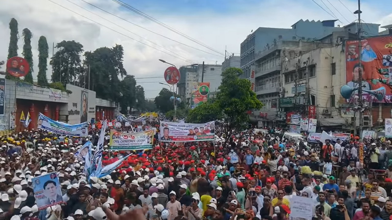 বায়তুল মোকাররমের দক্ষিণ গেটের সামনে আওয়ামী লীগের সহযোগী ও ভ্রাতৃপ্রতিম তিন সংগঠনের শান্তি সমাবেশের আনুষ্ঠানিকতা শুরু হয়েছে। ছবি : সংগৃহীত