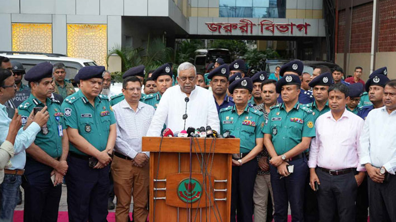 রাজারবাগ কেন্দ্রীয় পুলিশ হাসপাতালে স্বরাষ্ট্রমন্ত্রী আসাদুজ্জামান খান কামাল। ছবি : কালবেলা