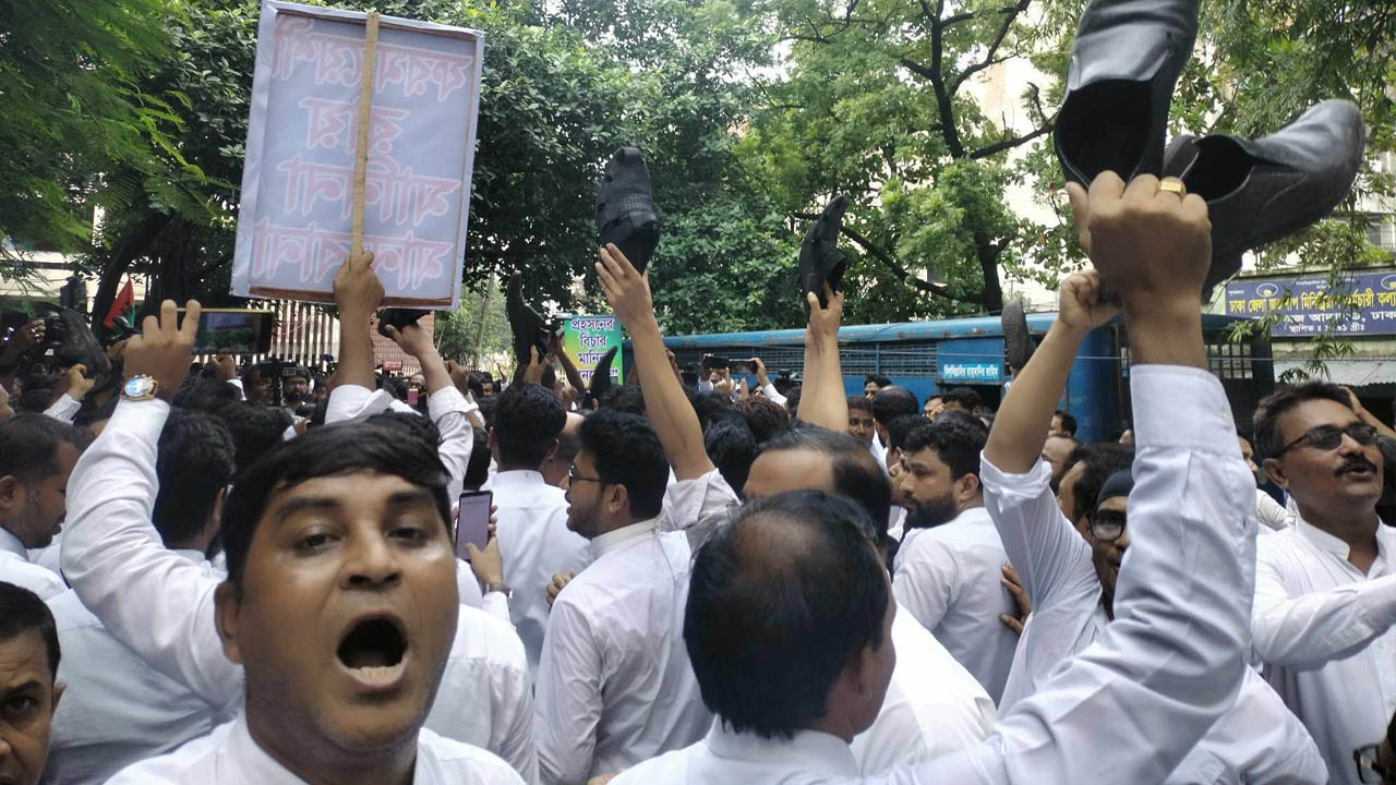 রায়ের প্রতিক্রিয়ায় বিএনপিপন্থি আইনজীবীরা আদালত প্রাঙ্গণে জুতা মিছিল করেন। ছবি : কালবেলা