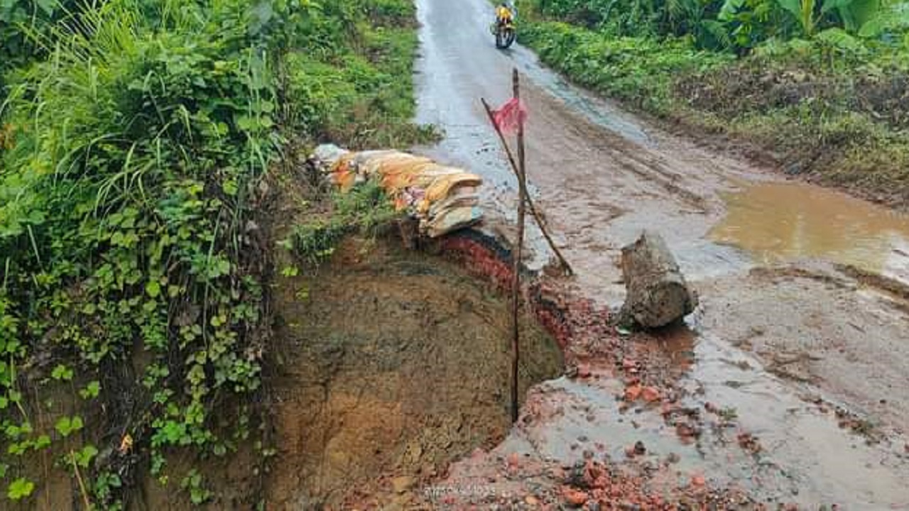 রাঙামাটিতে পাহাড় ধসে ভেঙে পড়ে একটি সড়কের পাড়। ছবি : কালবেলা