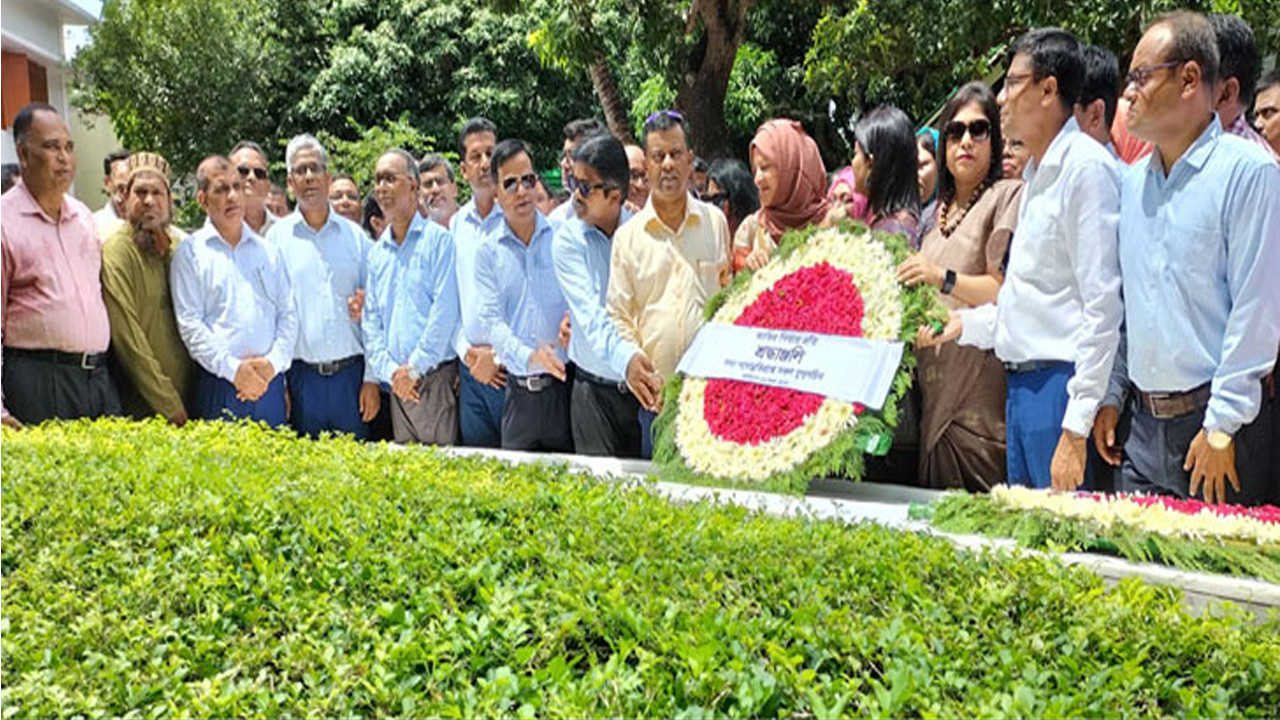 বঙ্গবন্ধুর সমাধিতে ফুল দিয়ে শ্রদ্ধা নিবেদন করেছেন সদ্য পদোন্নতি পাওয়া ২২১ জন যুগ্মসচিব। ছবি: সংগৃহীত