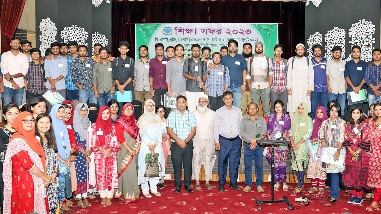 বাংলাদেশ কৃষি গবেষণা ইনস্টিটিউট (বারি) পরিদর্শনে এসে বৃহস্পতিবার ফ্রেমবন্দী হন বাকৃবির একদল শিক্ষার্থী। ছবি : কালবেলা