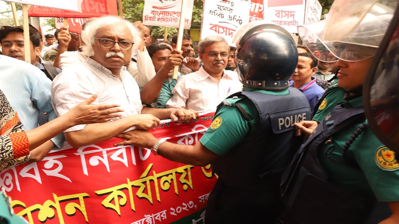 আগারগাঁওয়ে নির্বাচন কমিশনের পদত্যাগের দাবিতে বাম গণাতন্ত্রিক জোটের বিক্ষোভ মিছিল। ছবি : কালবেলা