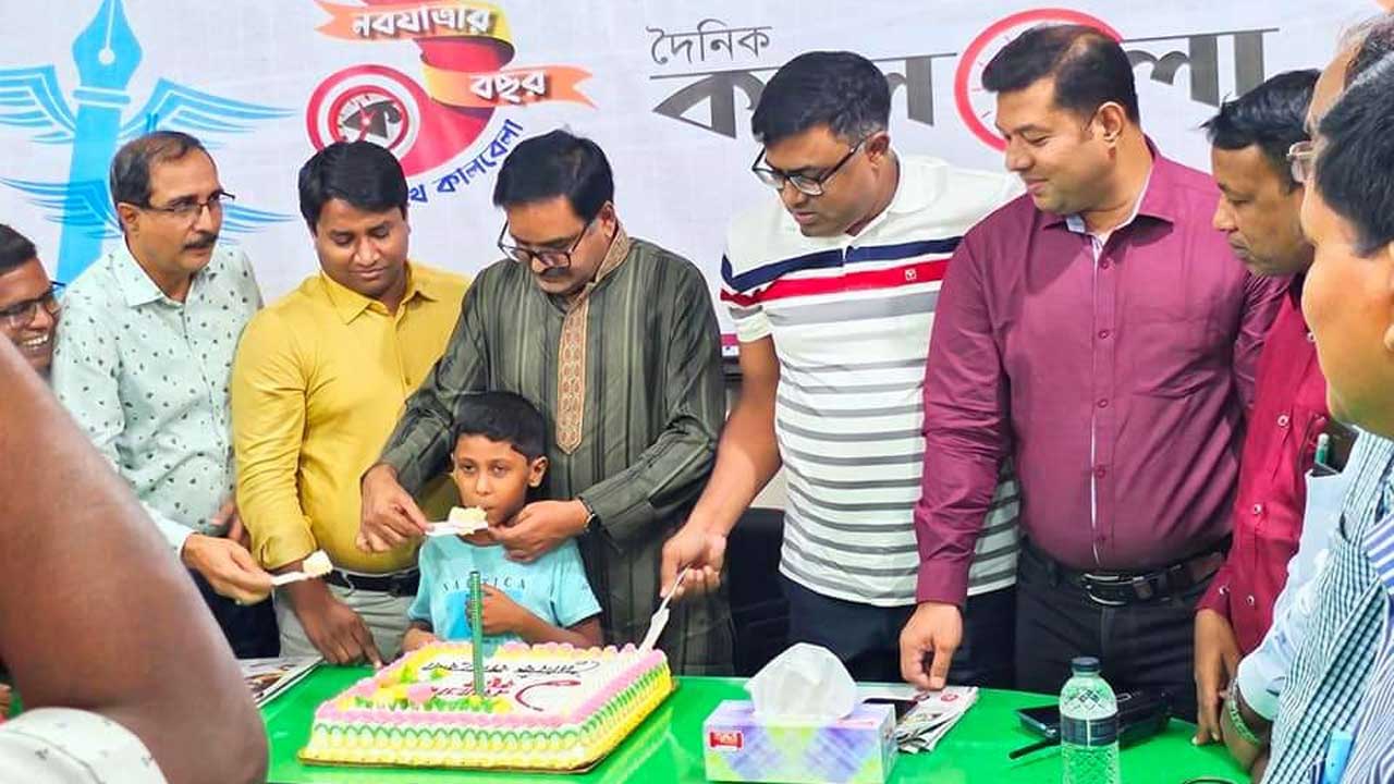 কেক কেটে কালবেলার বর্ষপূর্তি উদযাপন। ছবি : কালবেলা