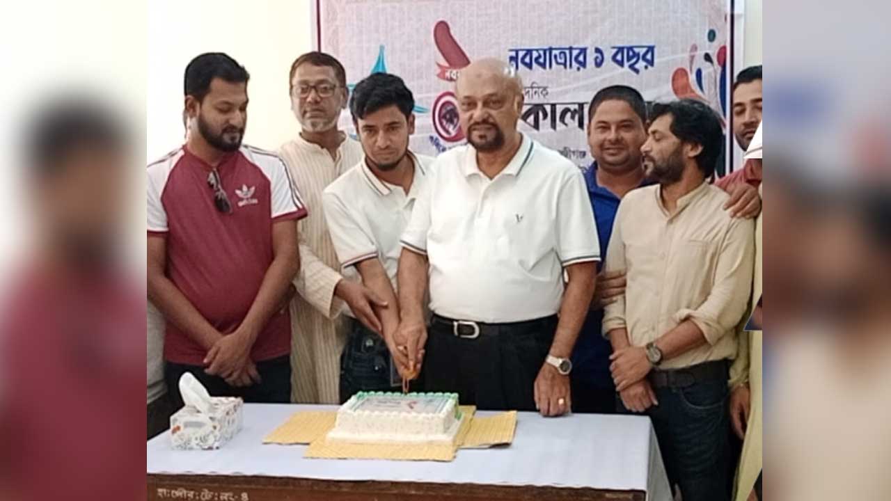 কেক কেটে কালবেলার বর্ষপূর্তি উদযাপন। ছবি : কালবেলা