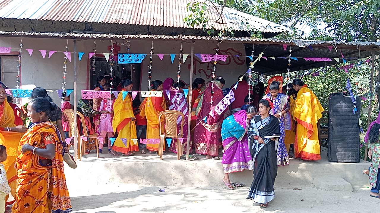 মাটির দেওয়াল ও টিনের চালার তৈরি গির্জা ঘরে আনন্দের কোনো কমতি ছিল না। ছবি : কালবেলা