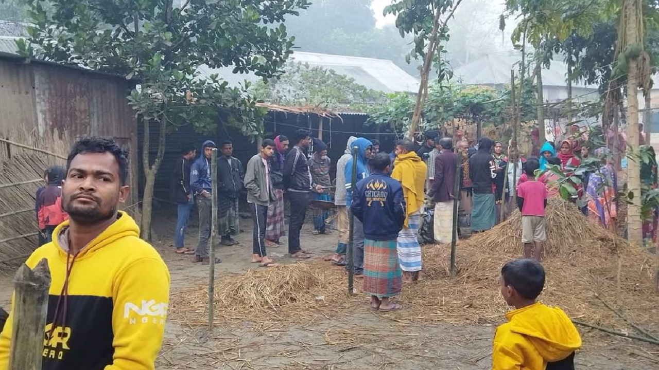 কৃষকের বাড়িতে সাধারণ মানুষের ভিড়। ছবি : কালবেলা