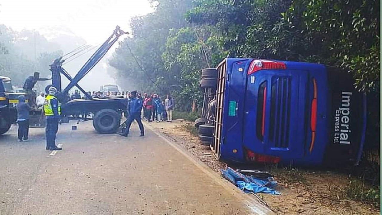 উল্টে যাওয়া যাত্রীবাহী বাস। ছবি : কালবেলা