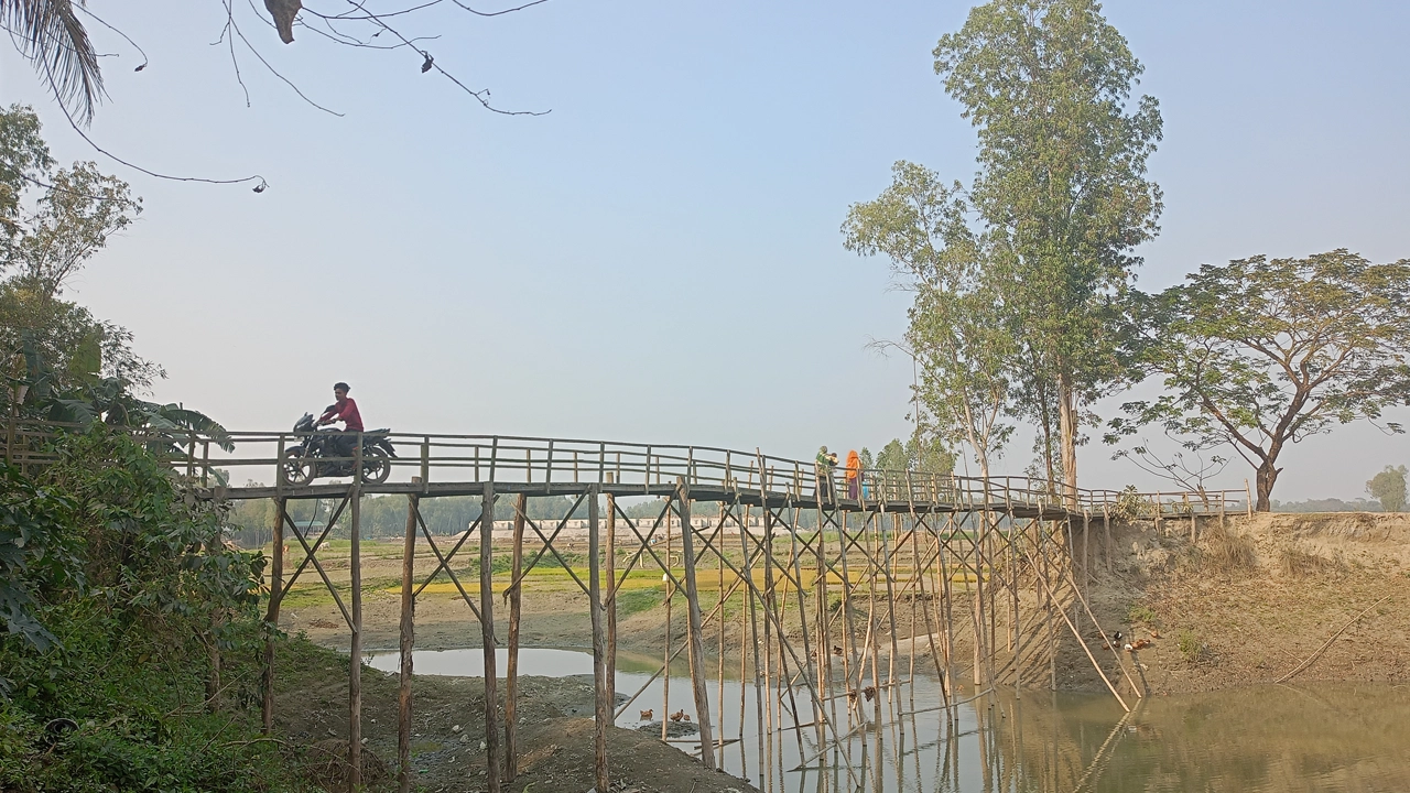 জরাজীর্ণ কাঠের সাঁকো দিয়েই ১৫ গ্রামের মানুষের ঝুঁকিপূর্ণ চলাচল। ছবি : কালবেলা