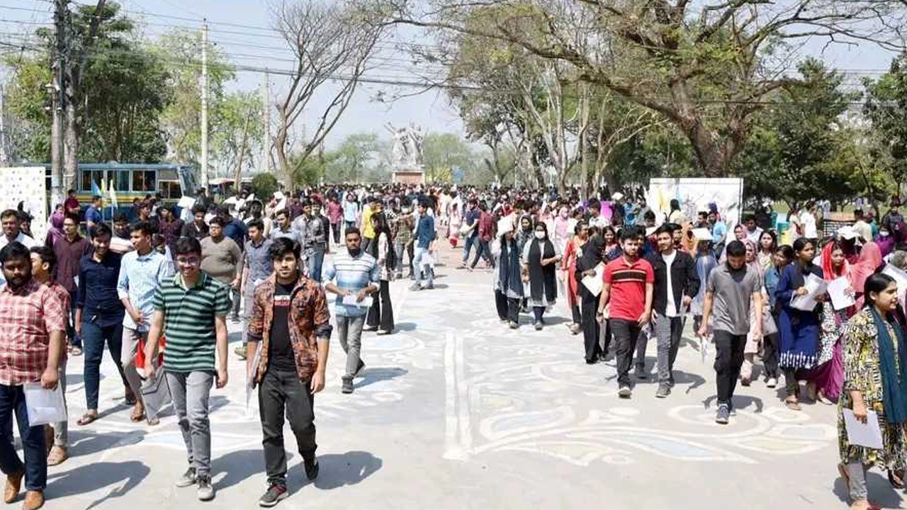 খুবিতে ঢাকা বিশ্ববিদ্যালয়ের ভর্তি পরীক্ষার্থীরা। ছবি : কালবেলা