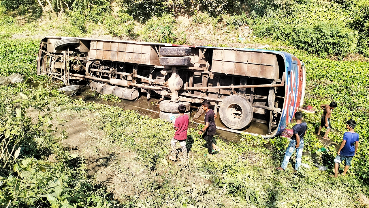 তীর্থযাত্রার দুর্ঘটনাকবলিত বাস। ছবি : কালবেলা