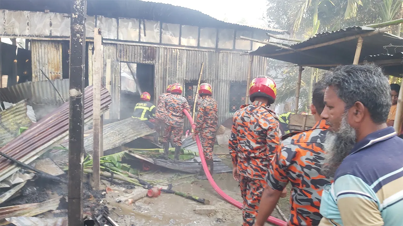 ফায়ার সার্ভিসের এক ঘণ্টার চেষ্টায় আগুন নিয়ন্ত্রণে আসে। ছবি : কালবেলা