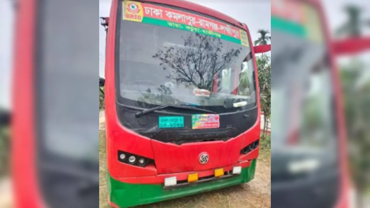 শ্রমিককে চাপা দেওয়া বিআরটিসি বাস। ছবি : সংগৃহীত