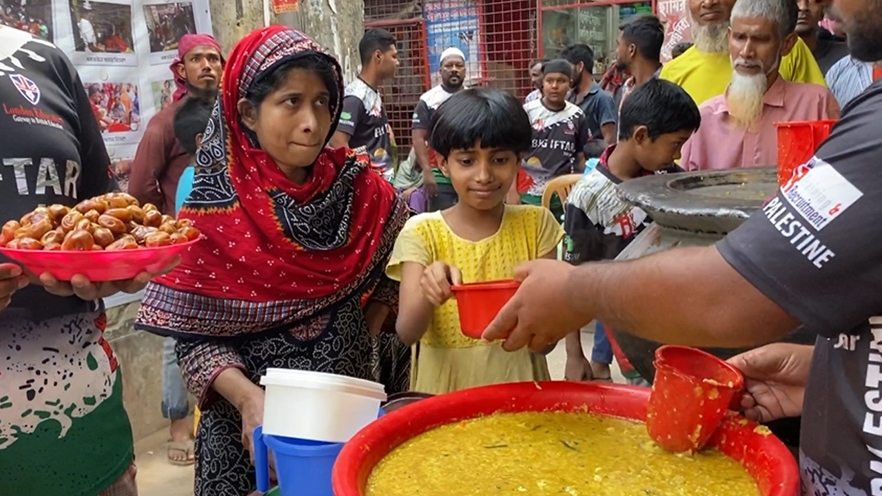 বিনামূল্যে হাজার মানুষকে ইফতার দেওয়া হচ্ছে। ছবি : কালবেলা