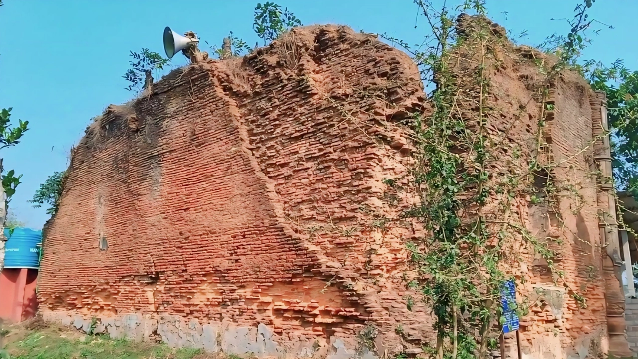 ﻿২৫৮ বছরেও দাঁড়িয়ে আছে দিনাজপুরের খানসামার ঐতিহ্যবাহী আওকরা মসজিদ। ছবি : কালবেলা