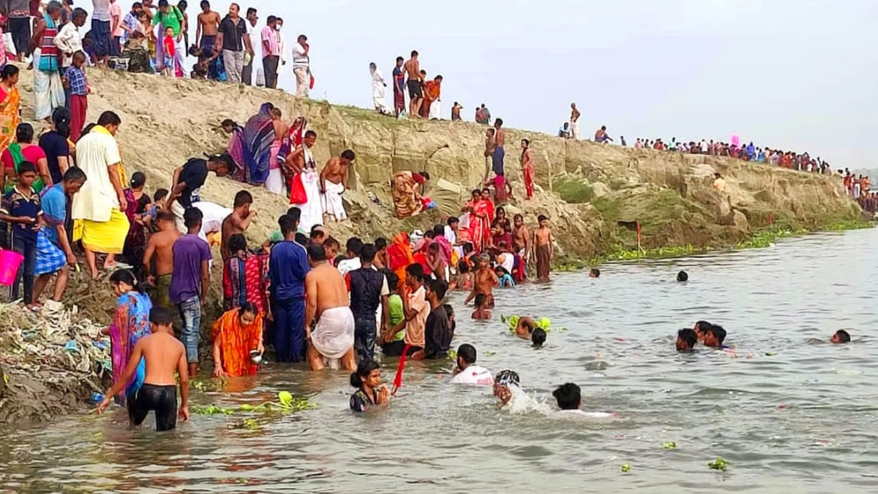 ময়মনসিংহে অষ্টমী স্নান। ছবি : সংগৃহীত