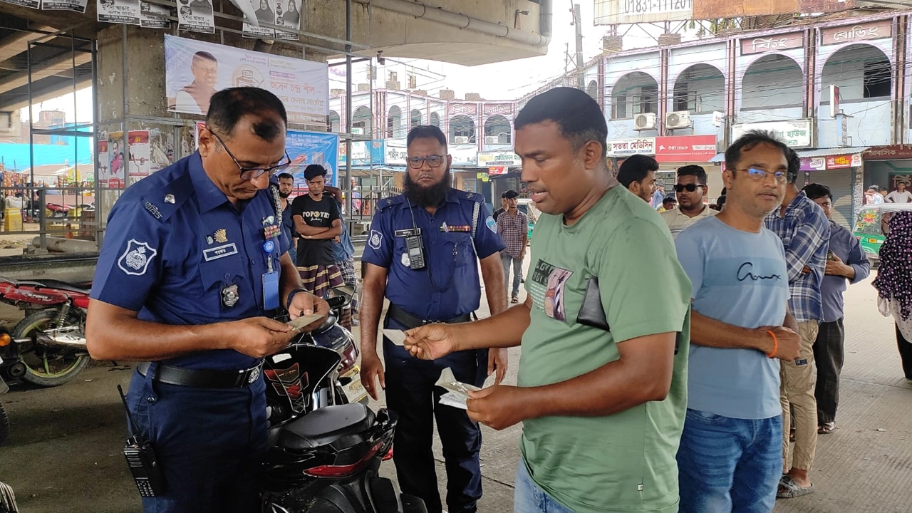 ‘নো হেলমেট, নো ফুয়েল’ কর্মসূচি বাস্তবায়নে কাজ করছে ফেনীর ট্রাফিক পুলিশ। ছবি : কালবেলা