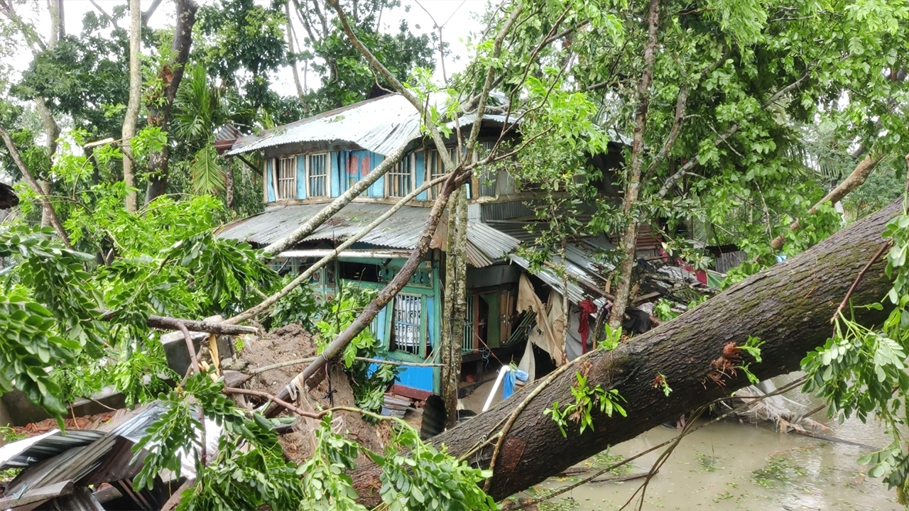 ঘূর্ণিঝড় রিমালের আঘাতে তছনছ বাগেরহাটের মোরেলগঞ্জ উপকূলীয় এলাকার একটি বাড়ি। ছবি : কালবেলা