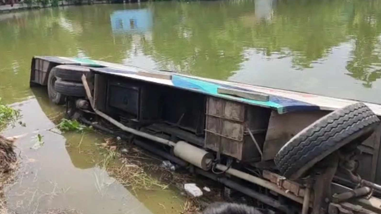 হাজীগঞ্জ রামগঞ্জ সড়কে নিয়ন্ত্রণ হারিয়ে উল্টে পুকুরে পড়া বাস। ছবি : কালবেলা