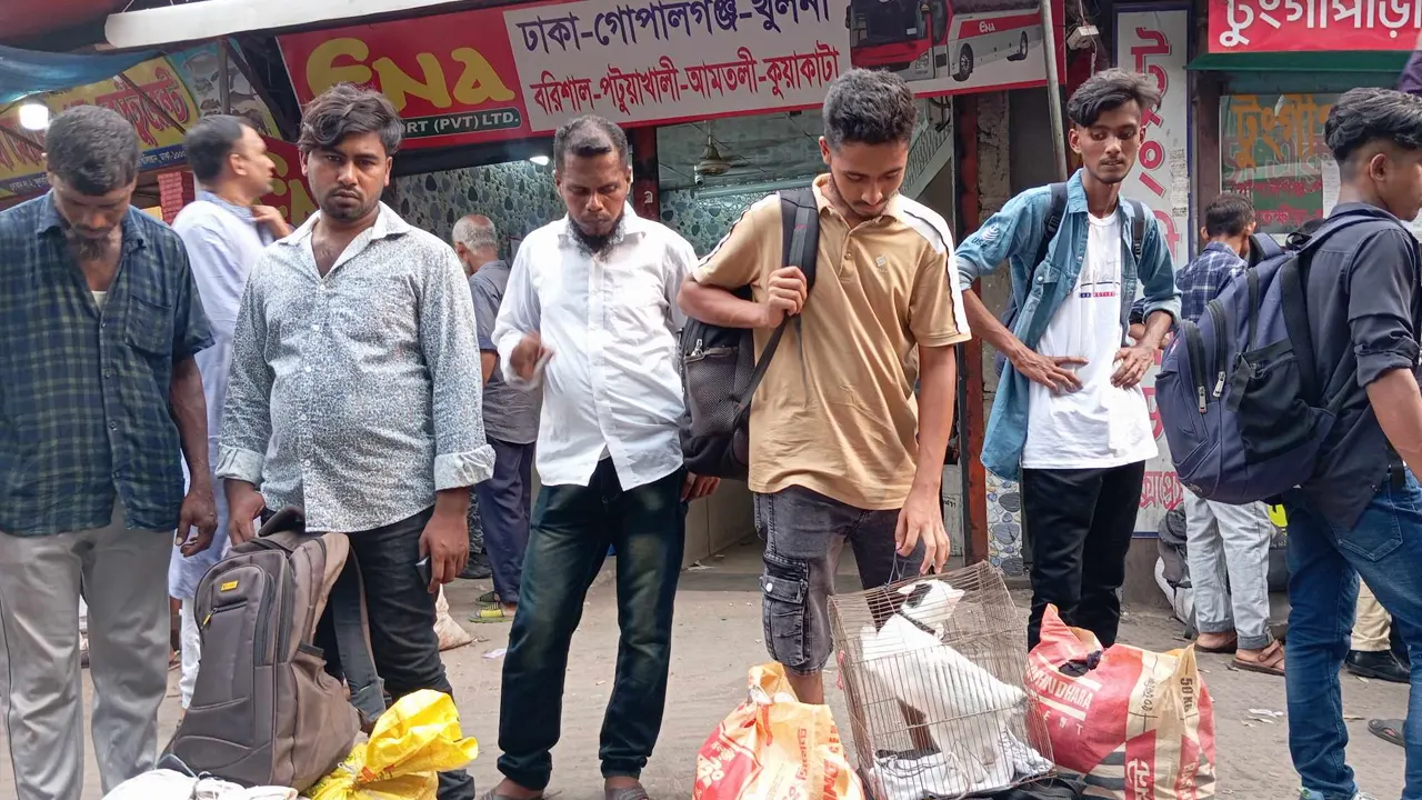 রাজধানীর গুলিস্তানে বাস কাউন্টারের সামনে যাত্রীদের ভিড়। ছবি : কালবেলা