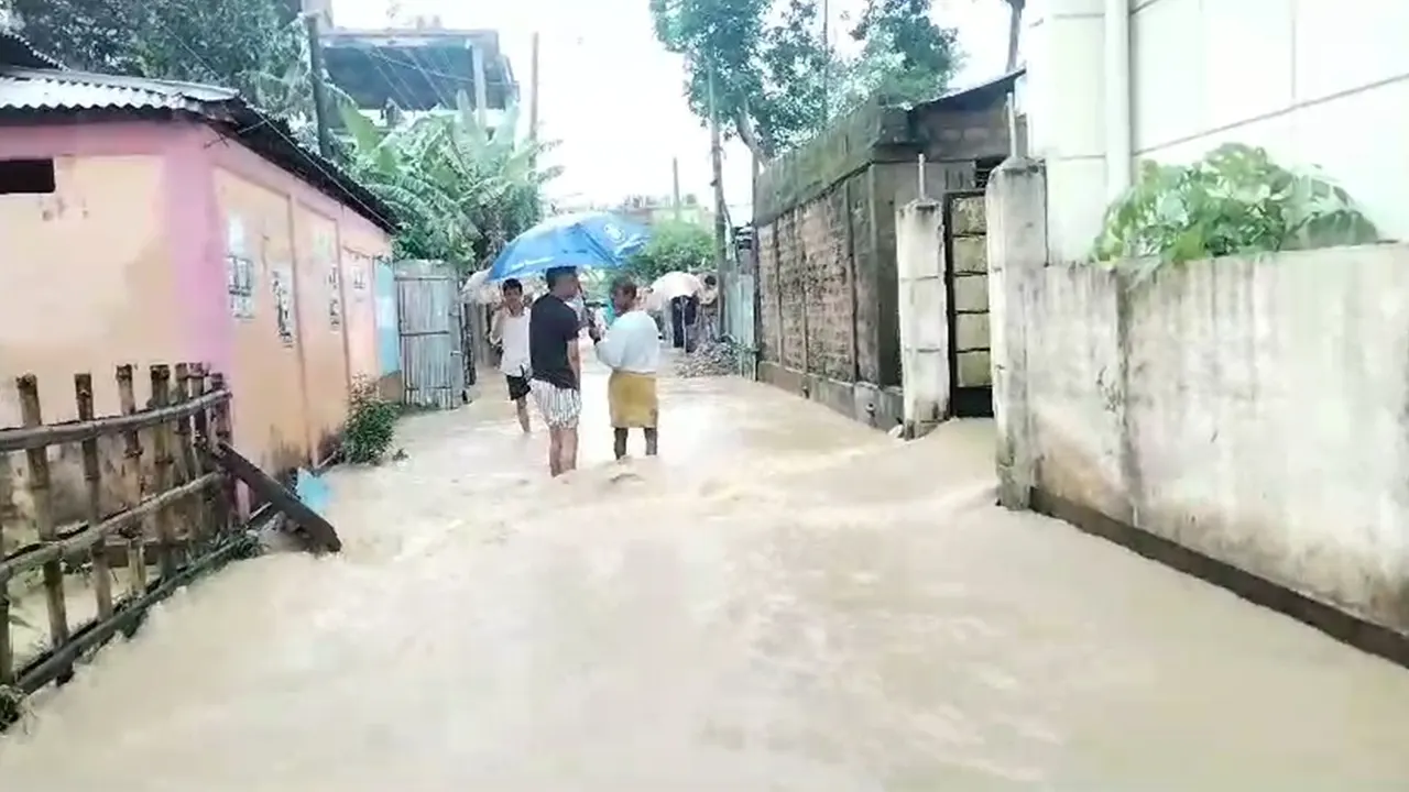 পানিবন্দি শ্রীমঙ্গলে মানুষ। ছবি : কালবেলা