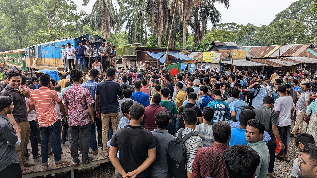 বাকৃবি শিক্ষার্থীদের ট্রেন লাইন অবরোধ। ছবি : কালবেলা