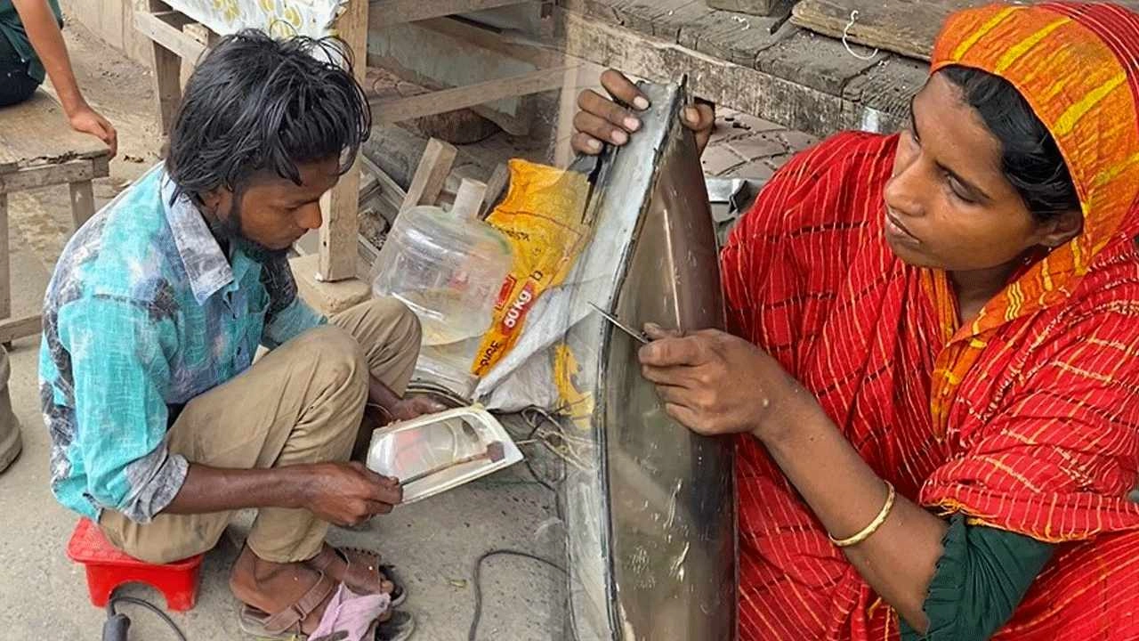 ফুটপাতে গাড়ির বডি বানান পারভেজ-পারভিন দম্পতি। ছবি : কালবেলা