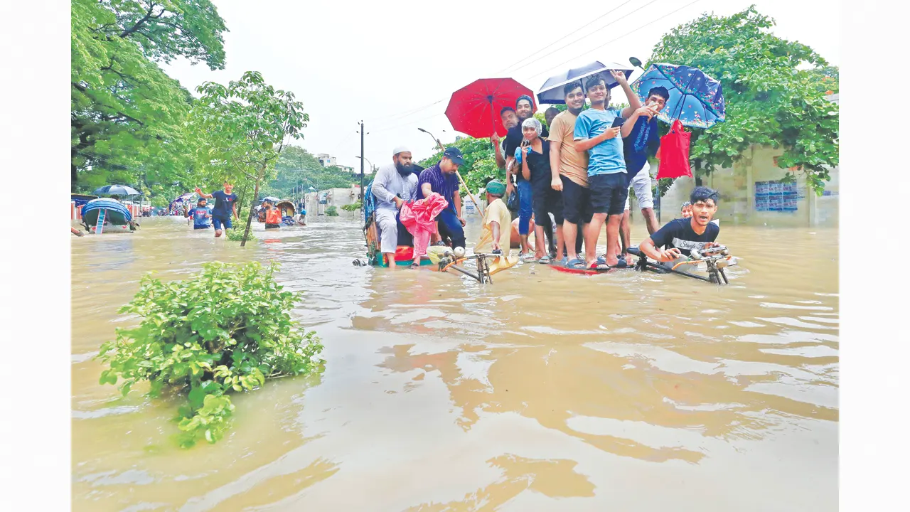 মাত্র তিনঘণ্টার বৃষ্টিতে ডুবে যায় রাজধানীর নিউমার্কেট এলাকা। ছবি : কালবেলা