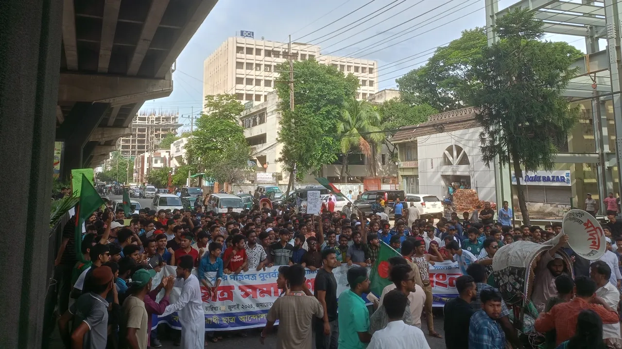 চট্টগ্রাম-কক্সবাজার মহাসড়ক অবরোধ করে বিক্ষোভ। পুরোনো ছবি