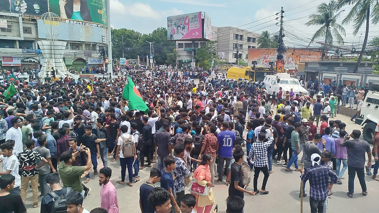 খুলনার শিববাড়ি মোড়ে অবরোধ। ছবি : কালবেলা