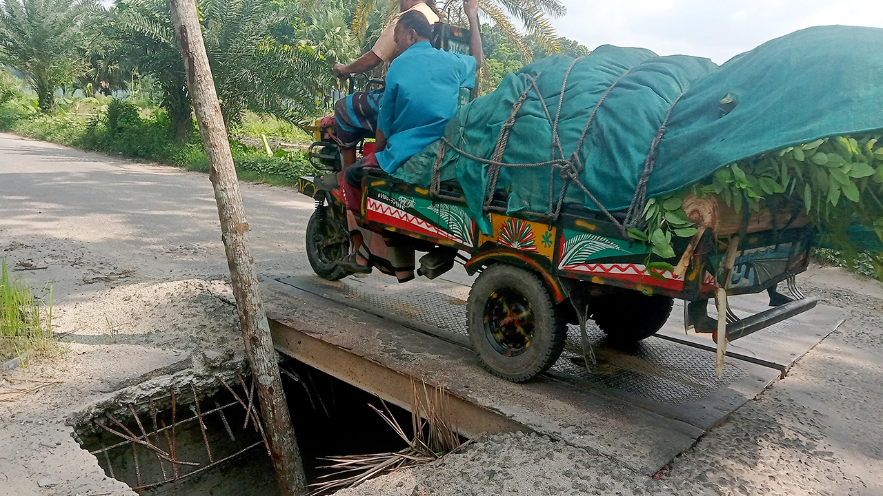 ভাঙা কালভার্টের ওপর দিয়ে ঝুঁকি নিয়ে চলছে যানবাহন। ছবি : কালবেলা