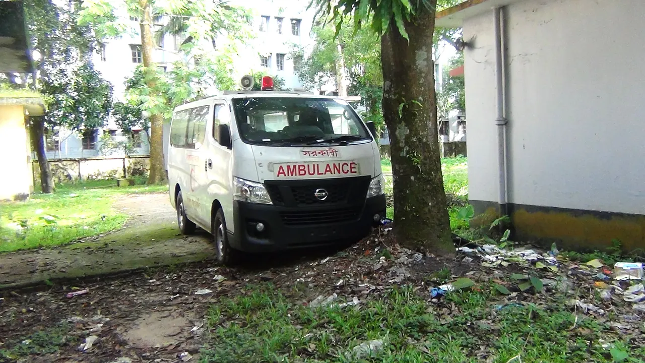 জ্বালানি তেলের অভাবে বন্ধ রয়েছে শ্রীমঙ্গল উপজেলা স্বাস্থ্য কমপ্লেক্সের অ্যাম্বলেন্স সেবা। ছবি : কালবেলা