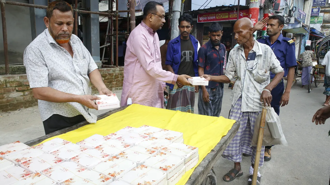 পররাষ্ট্রমন্ত্রীর উদ্যোগে অসহায় মানুষের মাঝে খাবার বিতরণ করা হচ্ছে। ছবি : কালবেলা