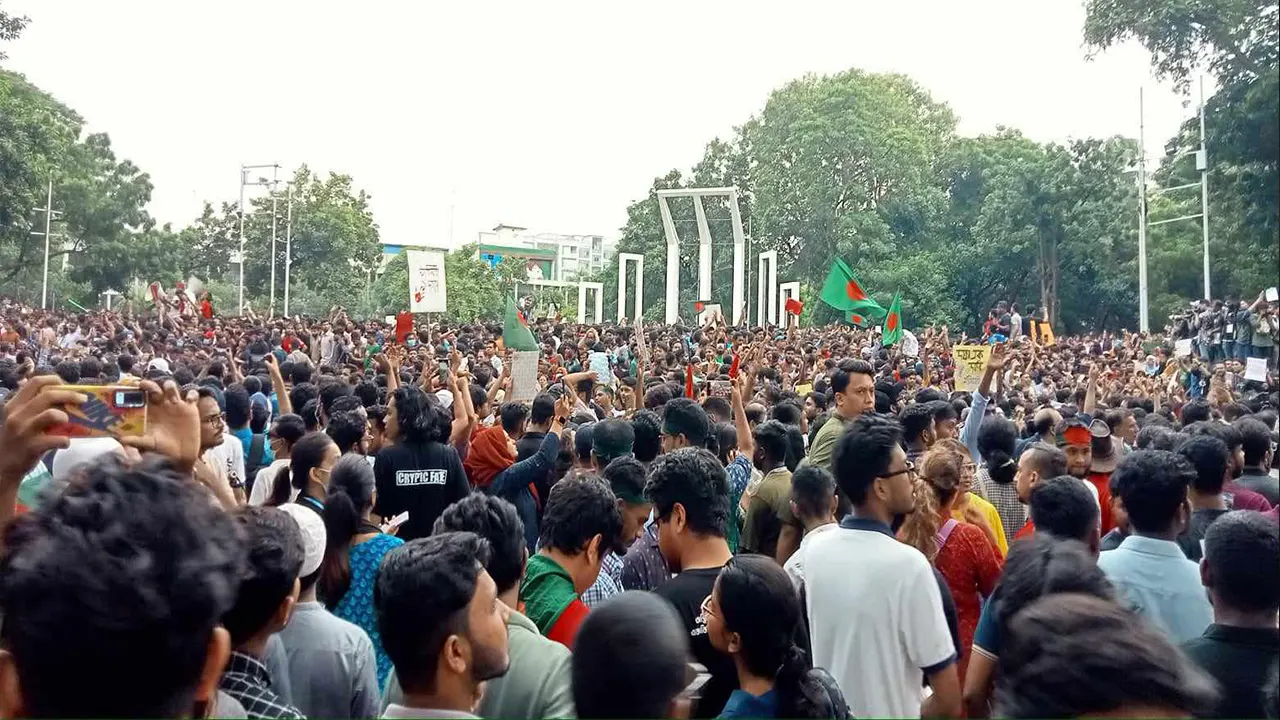 জনস্রোতে জনসমুদ্র শহীদ মিনার