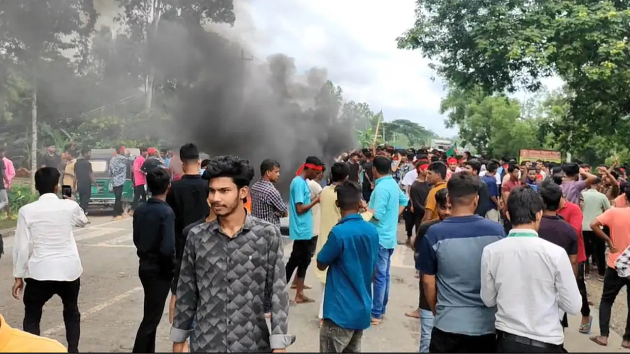 হবিগঞ্জে মহাসড়ক অবরোধ করে শিক্ষার্থীদের বিক্ষোভ, টায়ারে আগুন