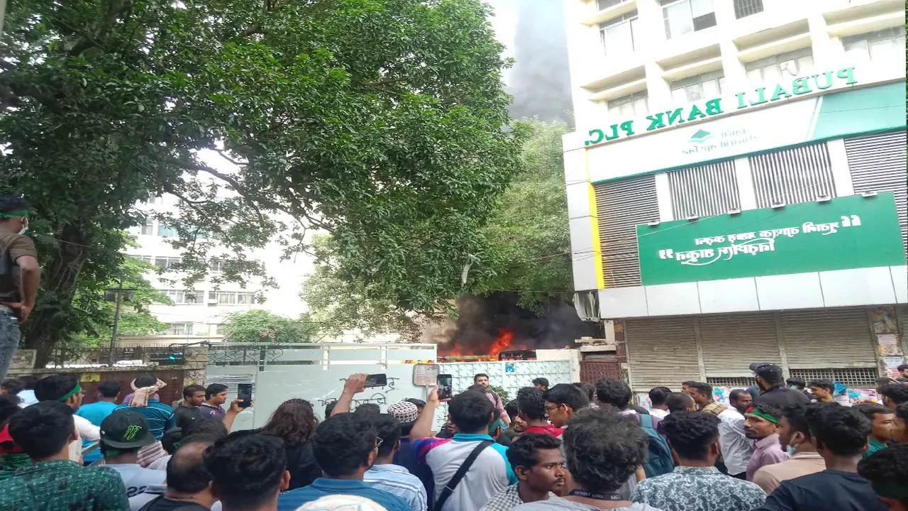 বঙ্গবন্ধু মেডিকেলের ভেতরে অগ্নিকাণ্ড। ছবি : কালবেলা