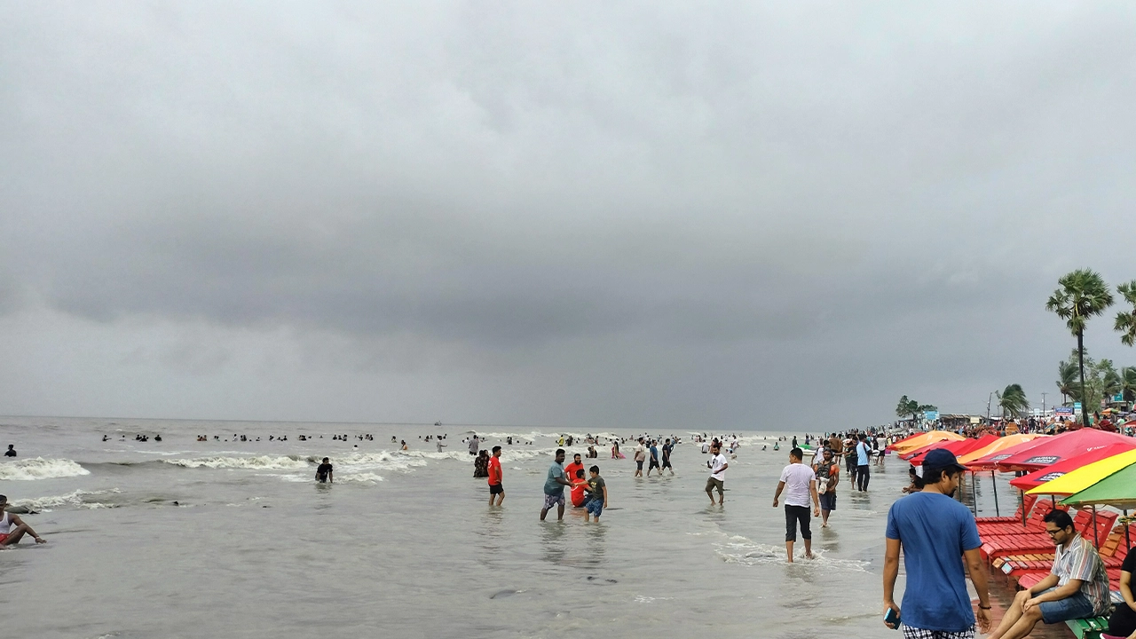 পর্যটকের পদচারণায় ‍মুখরিত কুয়াকাটা সমুদ্রসৈকত। ছবি : কালবেলা