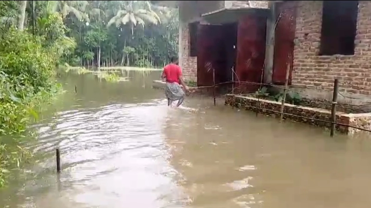 টানা ভারি বর্ষণে লক্ষ্মীপুরের সর্বত্র জলাবদ্ধতা সৃষ্টি। ছবি : কালবেলা