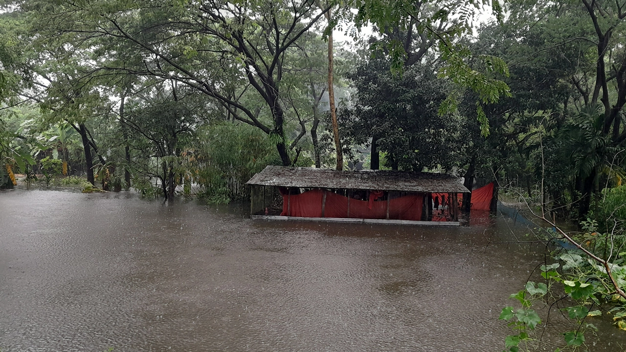 লক্ষ্মীপুরে পানিবন্দি লাখ লাখ মানুষ