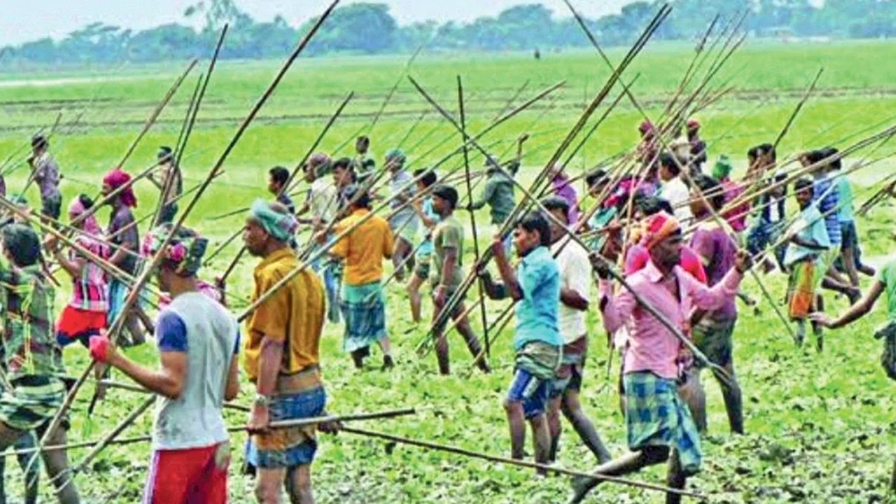 নরসিংদীতে টেঁটাযুদ্ধ। পুরোনো ছবি