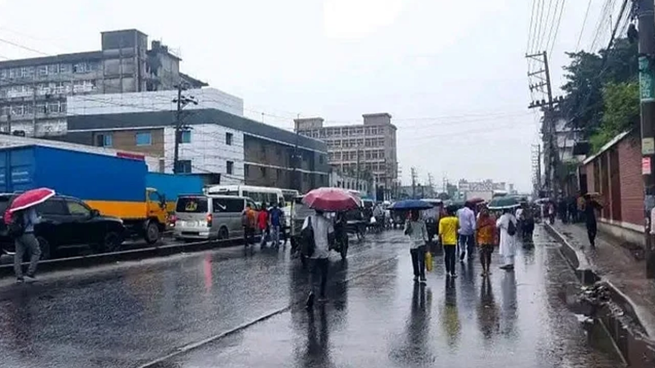 গাজীপুর মহানগরীর বাসন সড়ক এলাকায় একটি পোশাক তৈরি কারখানার শ্রমিকেরা ঢাকা-ময়মনসিংহ মহাসড়ক অবরোধ। ছবি: সংগৃহীত