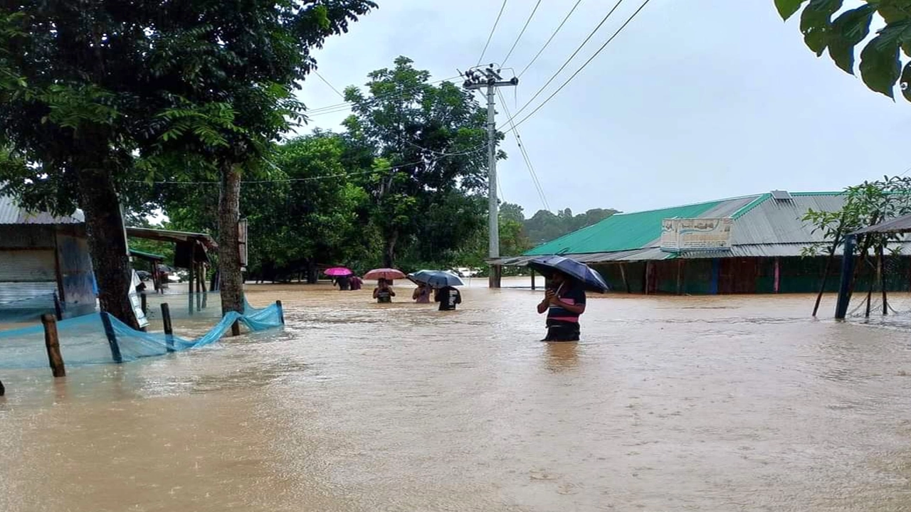 বন্যার পানিতের প্লাবিত নোয়াখালীর সুবর্ণচর এলাকা। ছবি : কালবেলা