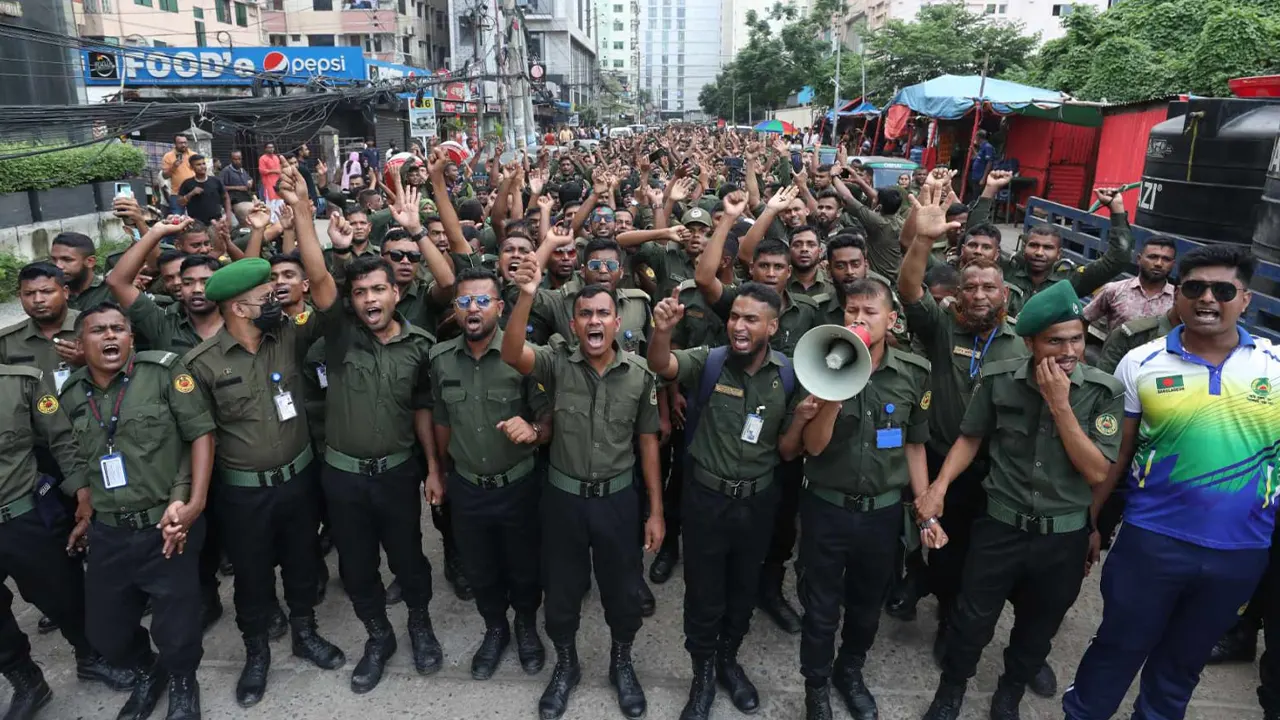 রাজধানীতে আনসার সদস্যদের বিক্ষোভ। ছবি : কালবেলা