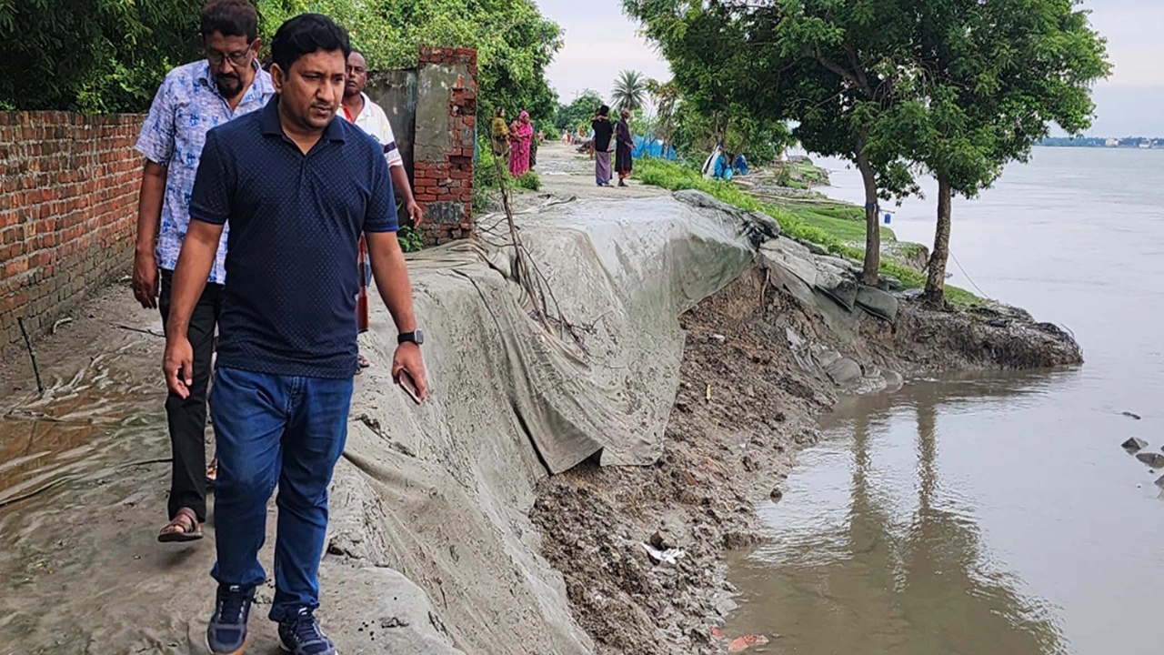 সাতক্ষীরার ইছামতি নদীর ভাতশালা এলাকায় বেড়িবাঁধ ভাঙনে ঝুুঁকিপূর্ণ এলাকা। ছবি : কালবেলা