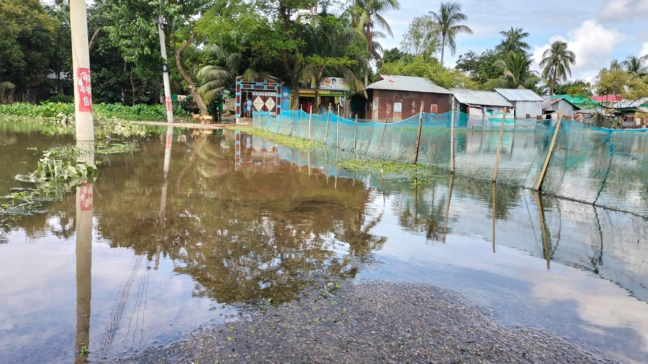 বন্যার পানি নামতে শুরু করেছে। ছবি : কালবেলা